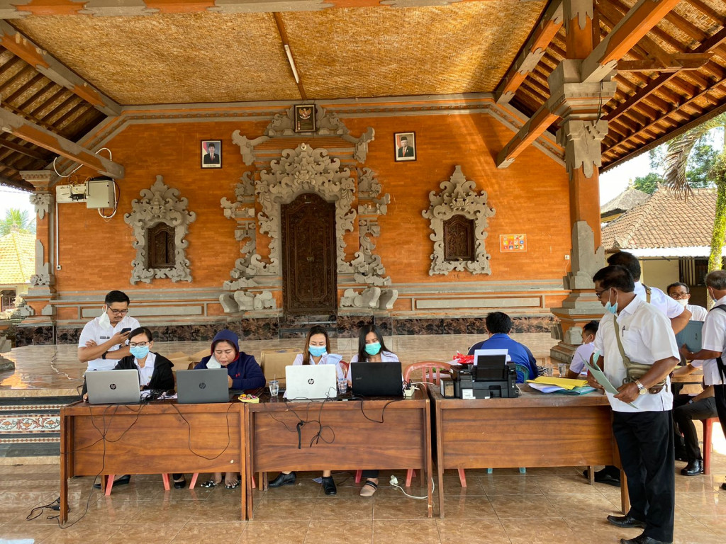 Dinas DUKCAPIL Kabupaten Badung Memberikan Pelayanan Perbaikan KK Kepada Masyarakat Desa Petang